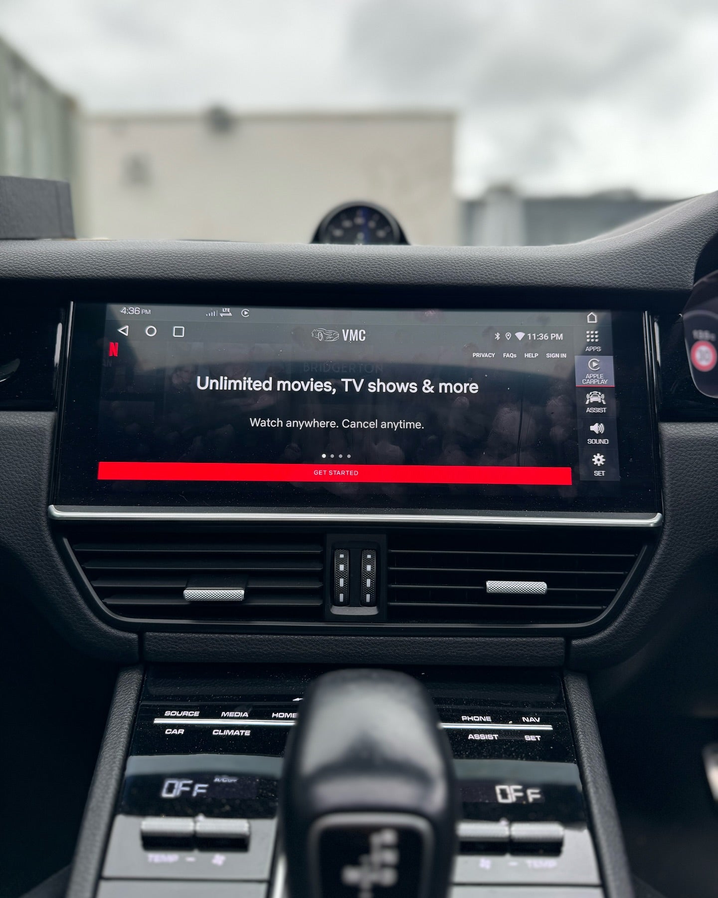Caja de IA de YouTube y Netflix para Porsche