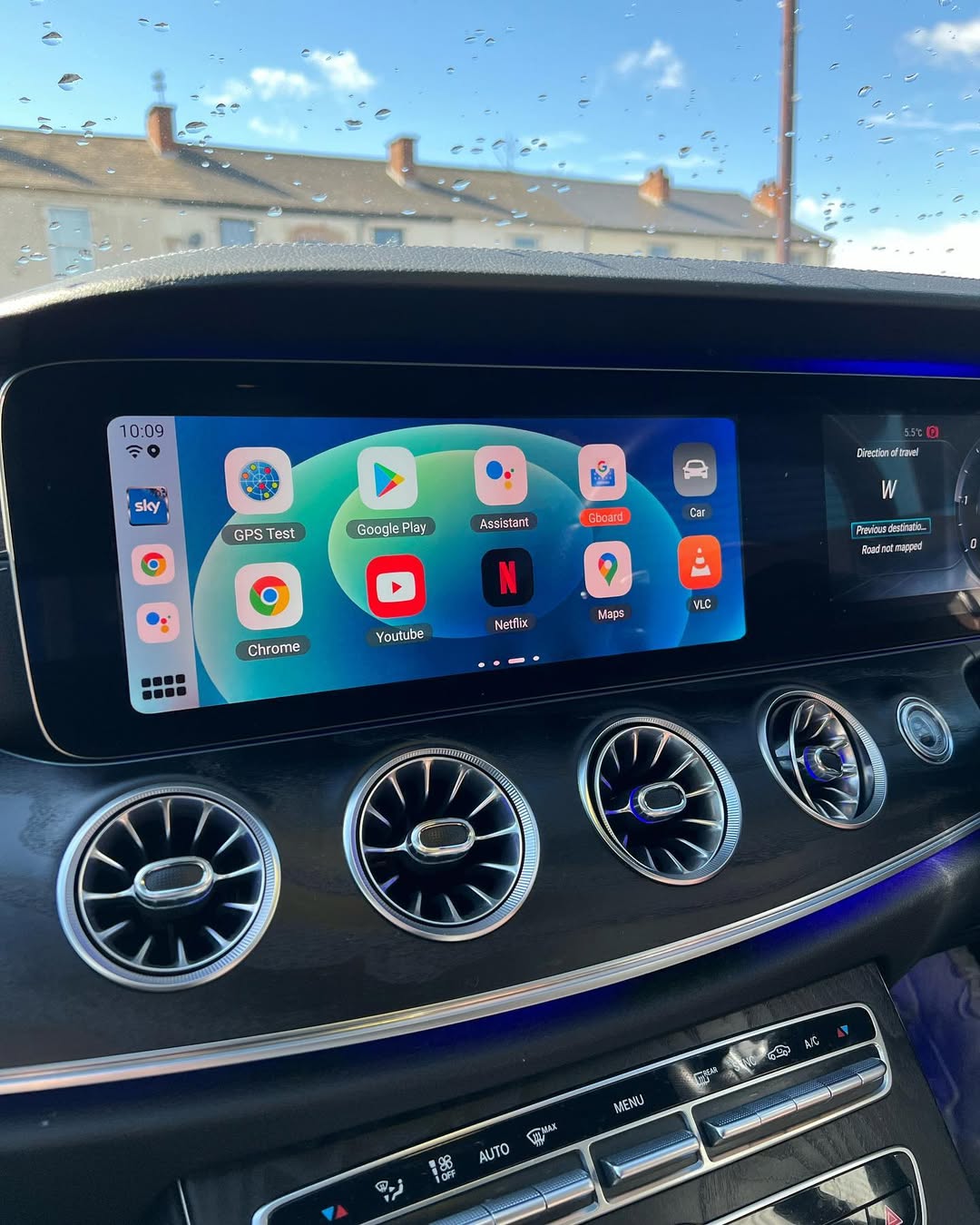 Caja de IA de YouTube y Netflix para Mercedes