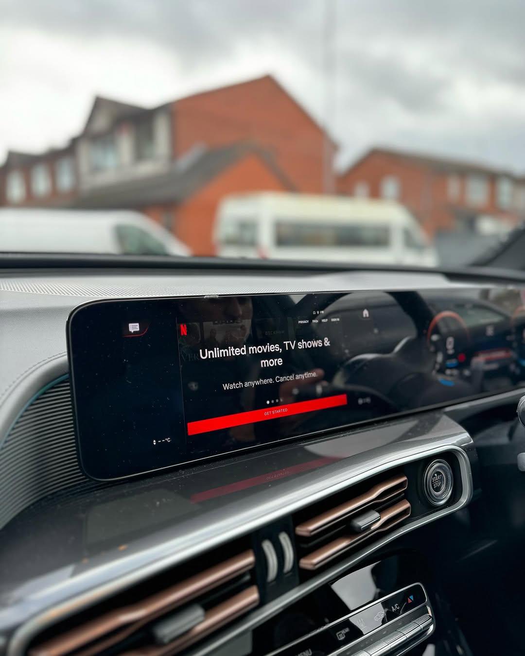Caja de IA de YouTube y Netflix para Mercedes