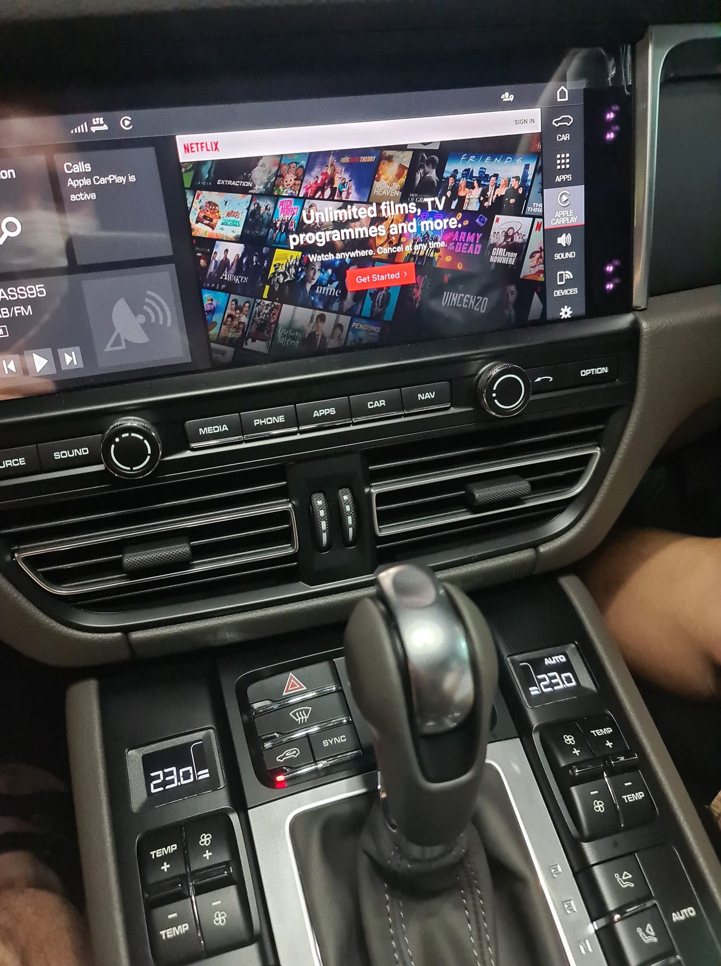 Caja de IA de YouTube y Netflix para Porsche